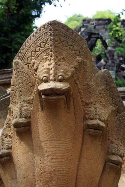 Estátua de pedra de Naga — Fotografia de Stock