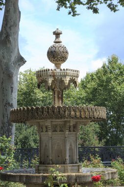 Mermer Tiered Çeşmesi zarif oyma