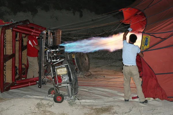 A tripulação que infla o balão de ar quente antes de lançar — Fotografia de Stock