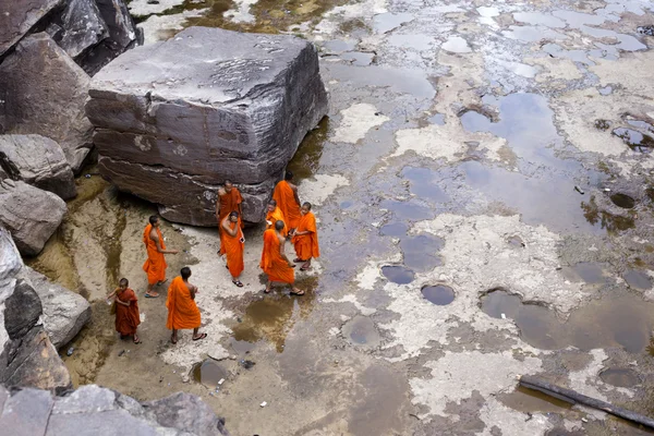 Jonge monniken op Popokvil waterval — Stockfoto