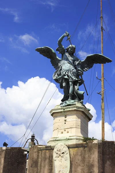 Saint michael staty — Stockfoto