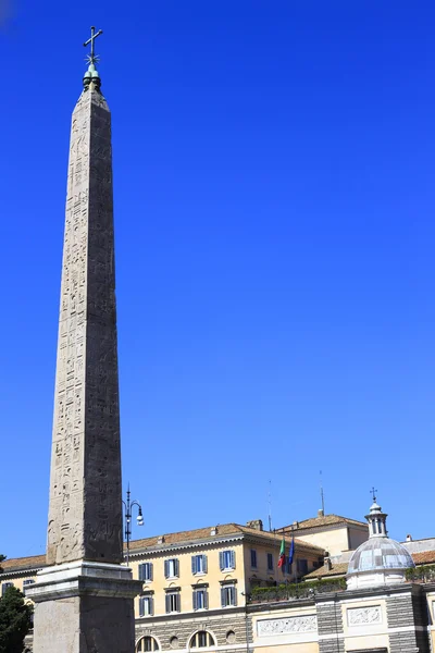 De Egyptische obelisk in piazza san giovanni — Stockfoto