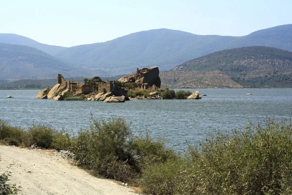 Temprano en la mañana con las ruinas en el fondo. Lago Bafa, Turco —  Fotos de Stock