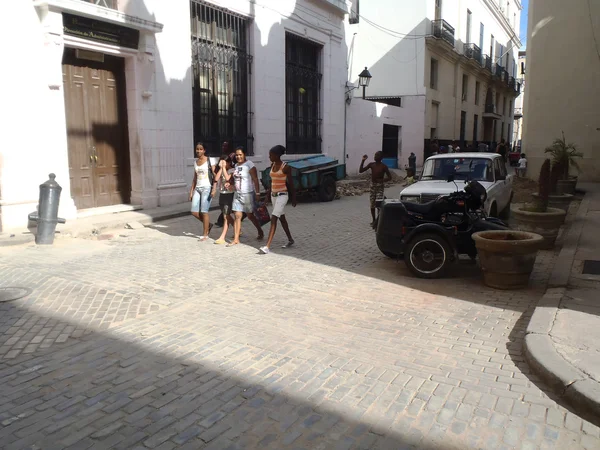 Everyday life on streets of Havana Centro — Stock Photo, Image