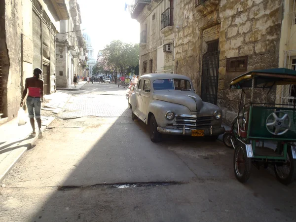 Everyday life on streets of Havana Centro — Stock Photo, Image