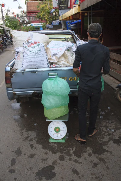 Liten lastbil full med is på en gata i Siem Reap — Stockfoto