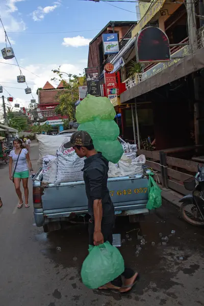 Little truck full of ice on a street  in Siem Reap — Stock Photo, Image