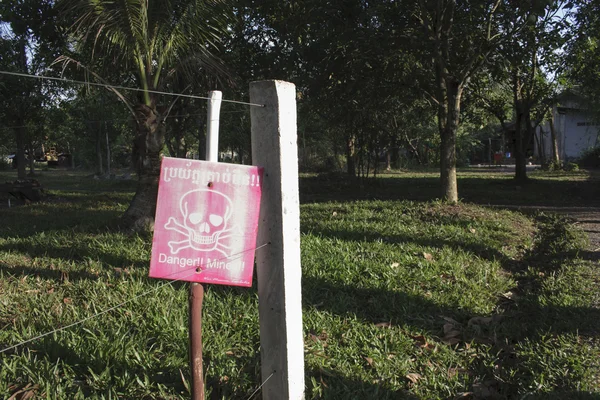 Sinal de mina terrestre na floresta do Camboja — Fotografia de Stock