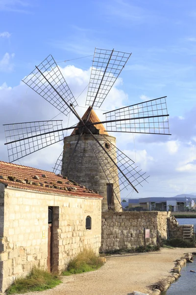 Moulins à sel à Marsala, Sicile — Photo