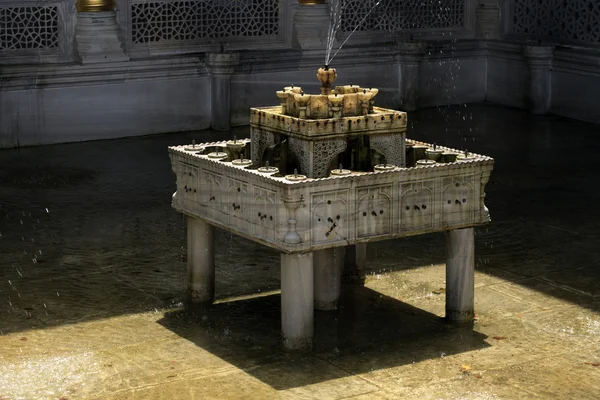 Многоуровневый фонтан Topkapi Palace Istanbul — стоковое фото