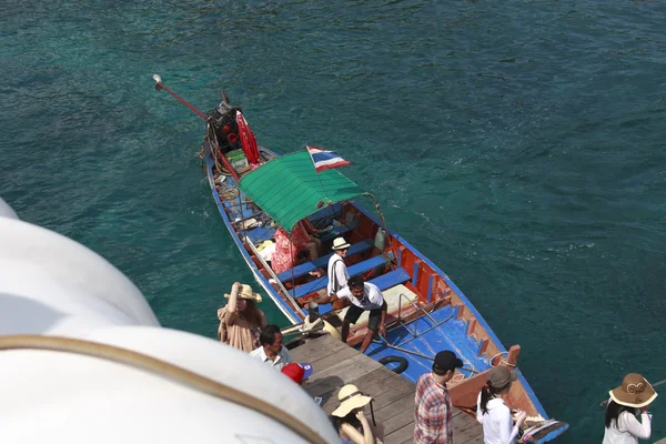 Taxiboot kommt am Dock von Koh Tao an — Stockfoto