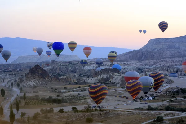 Heißluftballons fliegen über Kappadokien, Nevsehir, Türkei — Stockfoto