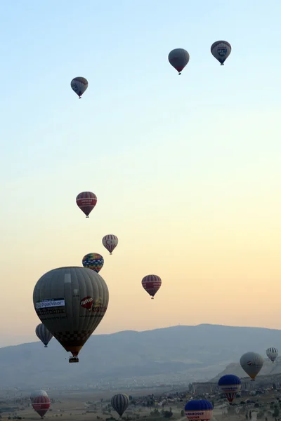 Hete lucht ballonnen vliegen over Cappadocië, Nevsehir, Turkije — Stockfoto