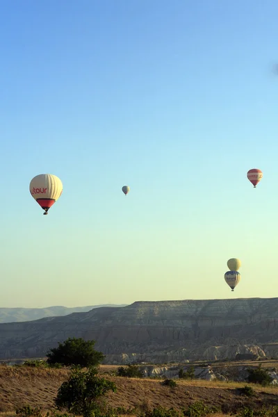 Hete lucht ballonnen vliegen over Cappadocië, Nevsehir, Turkije — Stockfoto