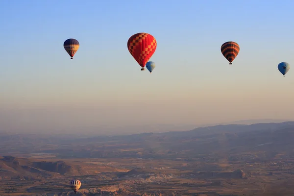 Hete lucht ballonnen vliegen over Cappadocië, Nevsehir, Turkije — Stockfoto
