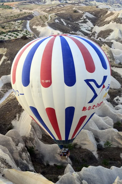 Hot air balloons flying over Cappadocia, Nevsehir, Turkey — Stock Photo, Image