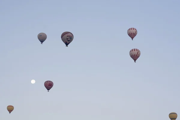 Hot air balloons flying over Cappadocia, Nevsehir, Turkey — Stock Photo, Image
