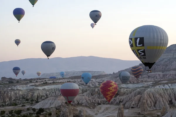热气球飞越卡帕多西亚内, 夫谢希尔，土耳其 — 图库照片