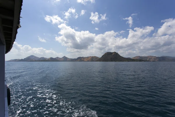 熱帯の島、晴れた日の穏やかなターコイズ ブルーの海 — ストック写真