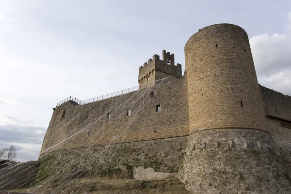 A famous castle in Tuscan, along the medieval road "via Francige — Stock Photo, Image