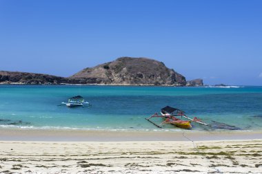 Güneşli bir gün plajda Komodo Ulusal Parkı'nda