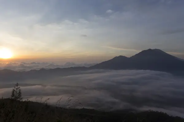 Fantastische Aussicht vom Mount Batur bei Sonnenaufgang am Morgen — Stockfoto