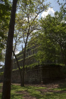 Mavi gökyüzü ve cl ile Koh Kher, Kamboçya'daki antik khmer piramit