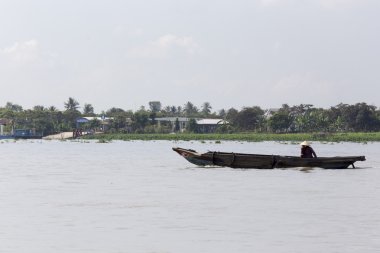 Taze ürün satıcıları tekne tekne Cai Rang satmak.