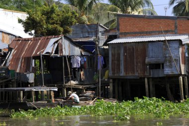 Taze ürün satıcıları tekne tekne Cai Rang satmak.