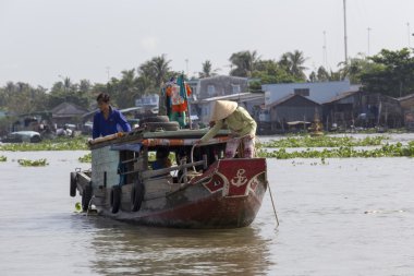 Taze ürün satıcıları tekne tekne Cai Rang satmak.