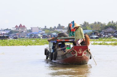 Taze ürün satıcıları tekne tekne Cai Rang satmak.