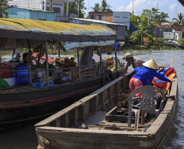 Frischwaren-Verkäufer verkaufen von Boot zu Boot an der cai rang flo — Stockfoto