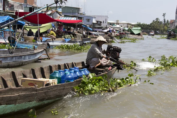 Taze ürün satıcıları tekne tekne Cai Rang flo satmak. — Stok fotoğraf