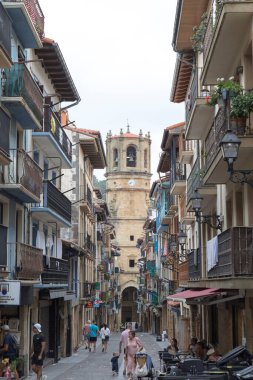 Getaria, İspanya - 14 Ağustos 2025: Getaria 'da yaz boyunca sokak manzarası
