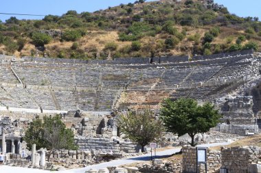 Ephesus bir antik kent ve onun tiyatro en büyük