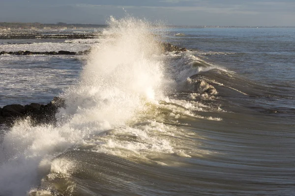 Wave exploderende richting de kust — Stockfoto