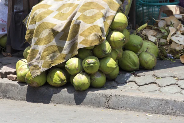 Coco fresco en el mercado asiático —  Fotos de Stock