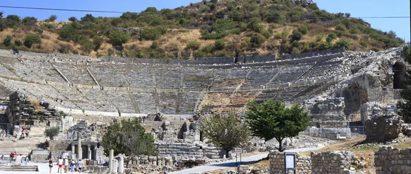 Ephèse est une ville ancienne et son théâtre est l'un des plus grands — Photo