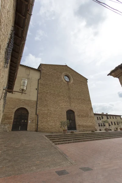 Fasad av kyrkan av Sant'Agostino i romansk och gotisk s — Stockfoto