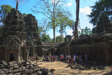 Yolu gidip Angkor ana tapınakta gelen turistler 