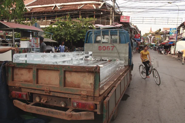 Bir buz satıcı Siem Reap şehir merkezinde. Buz restaura için satılan — Stok fotoğraf