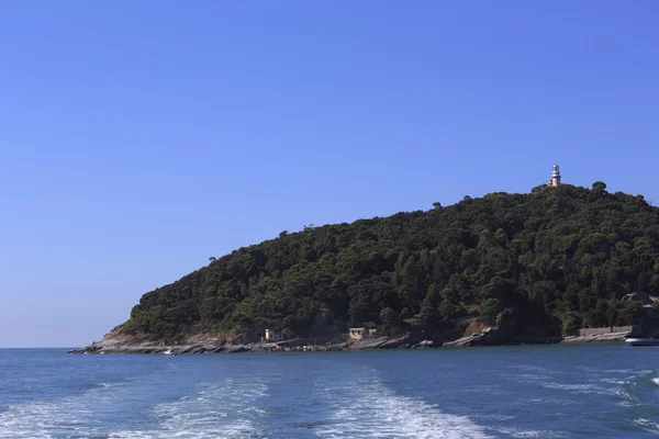 Deniz feneri ve askeri tekne ile Tino adasının görünümü — Stok fotoğraf