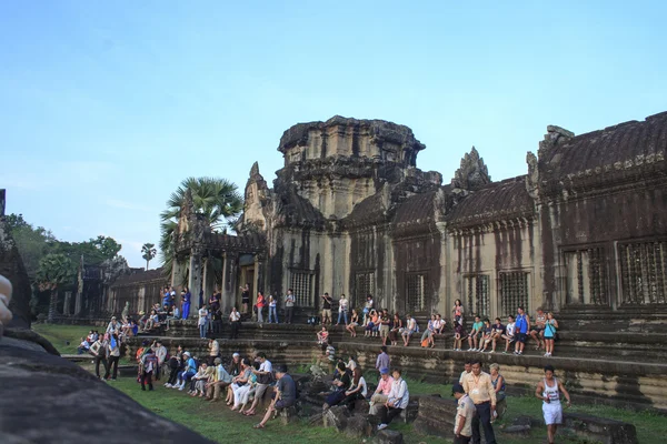 Turistas recorriendo el camino hacia y desde el templo principal de Angkor — Foto de Stock