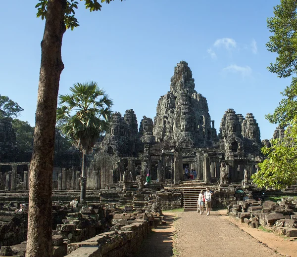 Turistas caminhando pelo caminho de e para o templo principal em Angkor — Fotografia de Stock