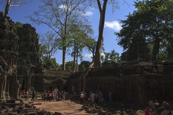 Туристы, идущие по тропе к главному храму Ангкора и обратно — стоковое фото