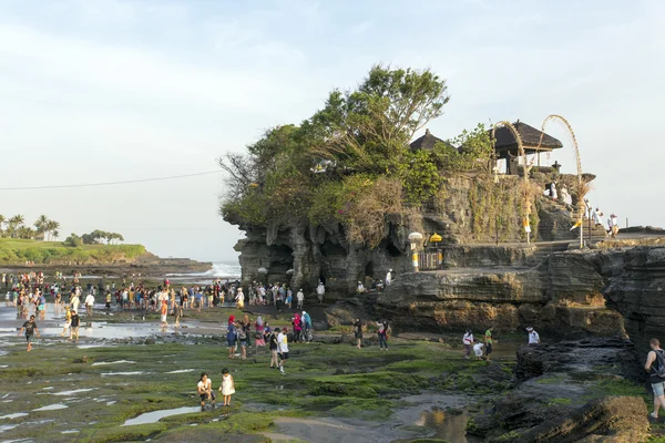 Famoso templo de Tanah Lot en el mar en la isla de Bali Indonesia — Foto de Stock