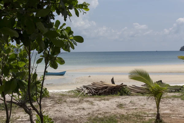 Plajă și mare tropicală — Fotografie, imagine de stoc