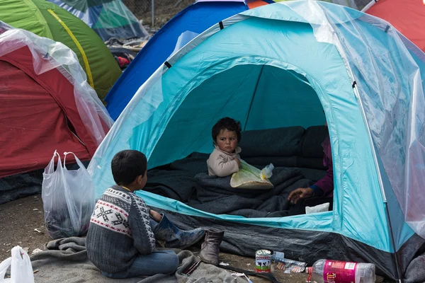 男孩在希腊难民营 — 图库照片