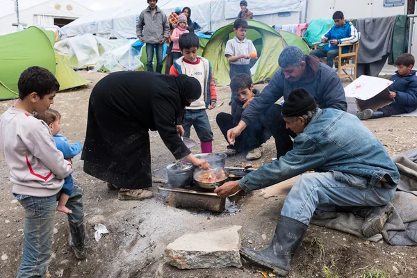 Família no campo de refugiados na Grécia — Fotografia de Stock