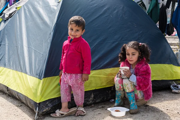 男孩和女孩在希腊难民营 — 图库照片
